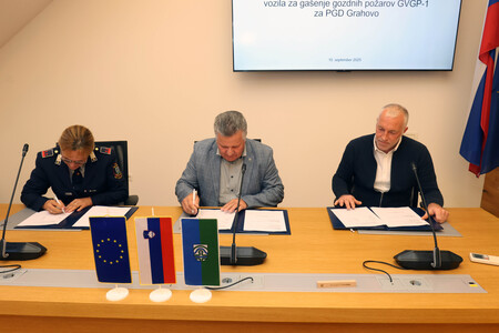 PODPIS POGODBE ZA DOBAVO GASILSKEGA VOZILA PGD GRAHOVO 06 FOTO LJUBO VUKELIČ